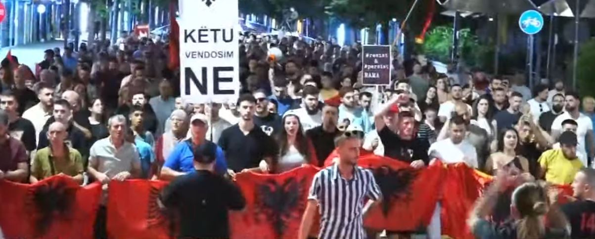 protesta-kunder-qeverise-hyn-ne-diten-e-55-te-qytetaret-rikthehen-te-kryeministria-nje-dite-pas-perplasjeve-te-parlamenti