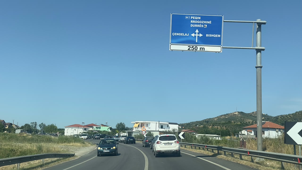 Tjetër aksident në aksin Peqin Rrogozhinë  përplasen dy automjete  një nga shoferët përfundon në spital