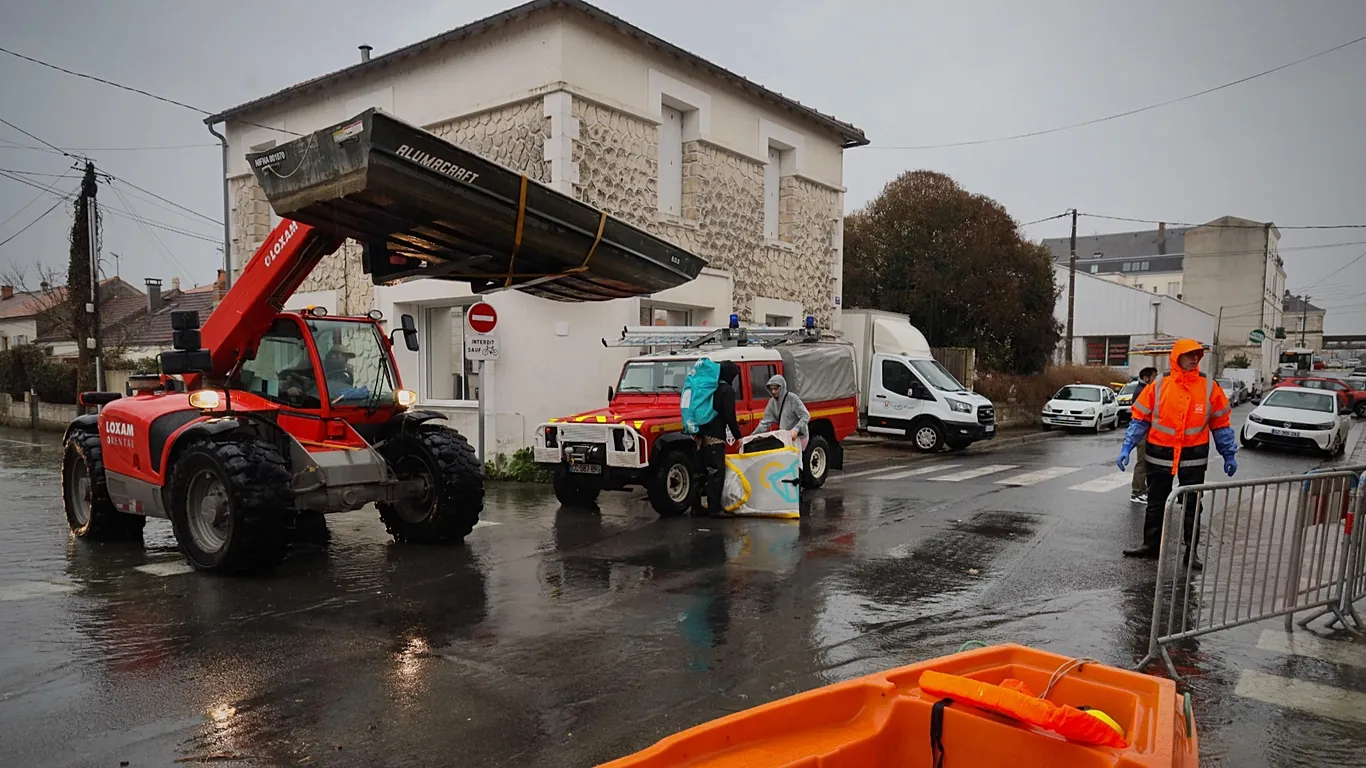 Stuhi të forta në Francë   Të paktën dy të vdekur  mbi 50 000 shtëpi pa energji elektrike