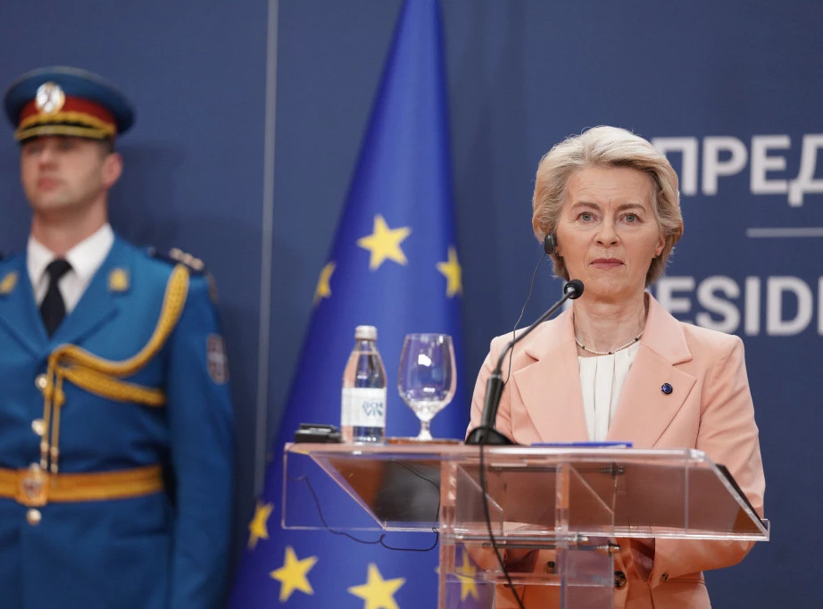 Von der Leyen  Anëtarët e BE do të prodhojë në masë dronë dhe armë moderne për mbrojtjen e Ukrainës