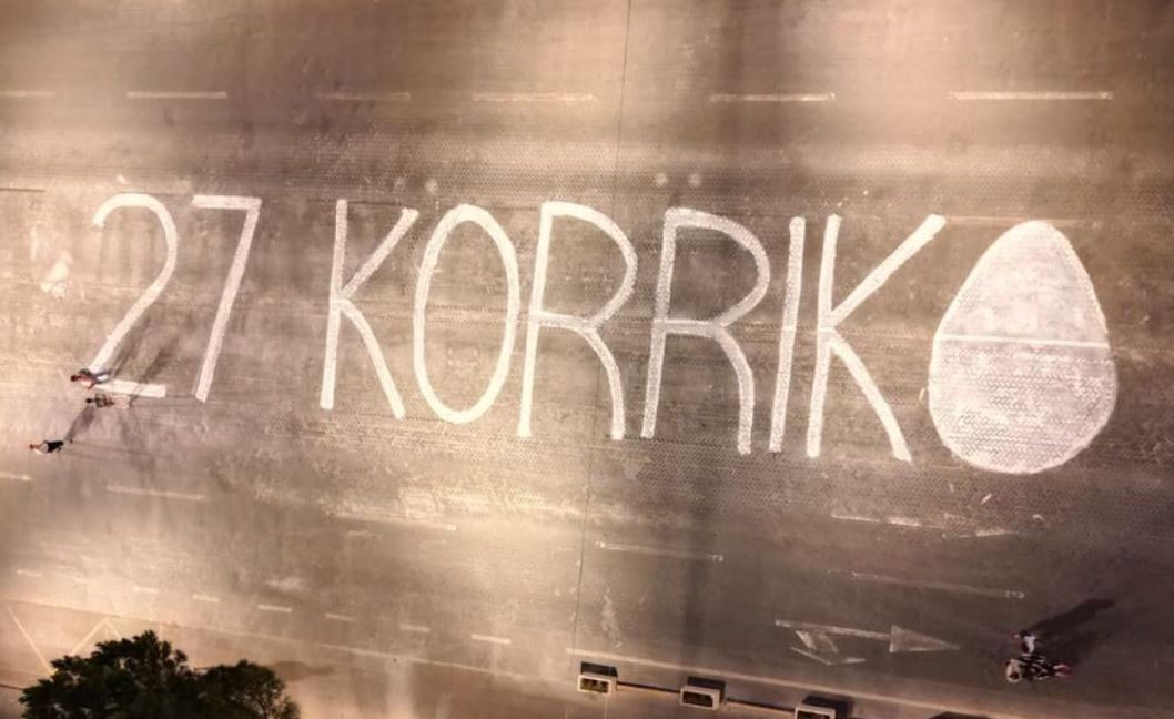 FOTO   27 korrik   Vizatohet data e protestës së nesërme në bulevard  Piktura epike  mesazh për deputetët