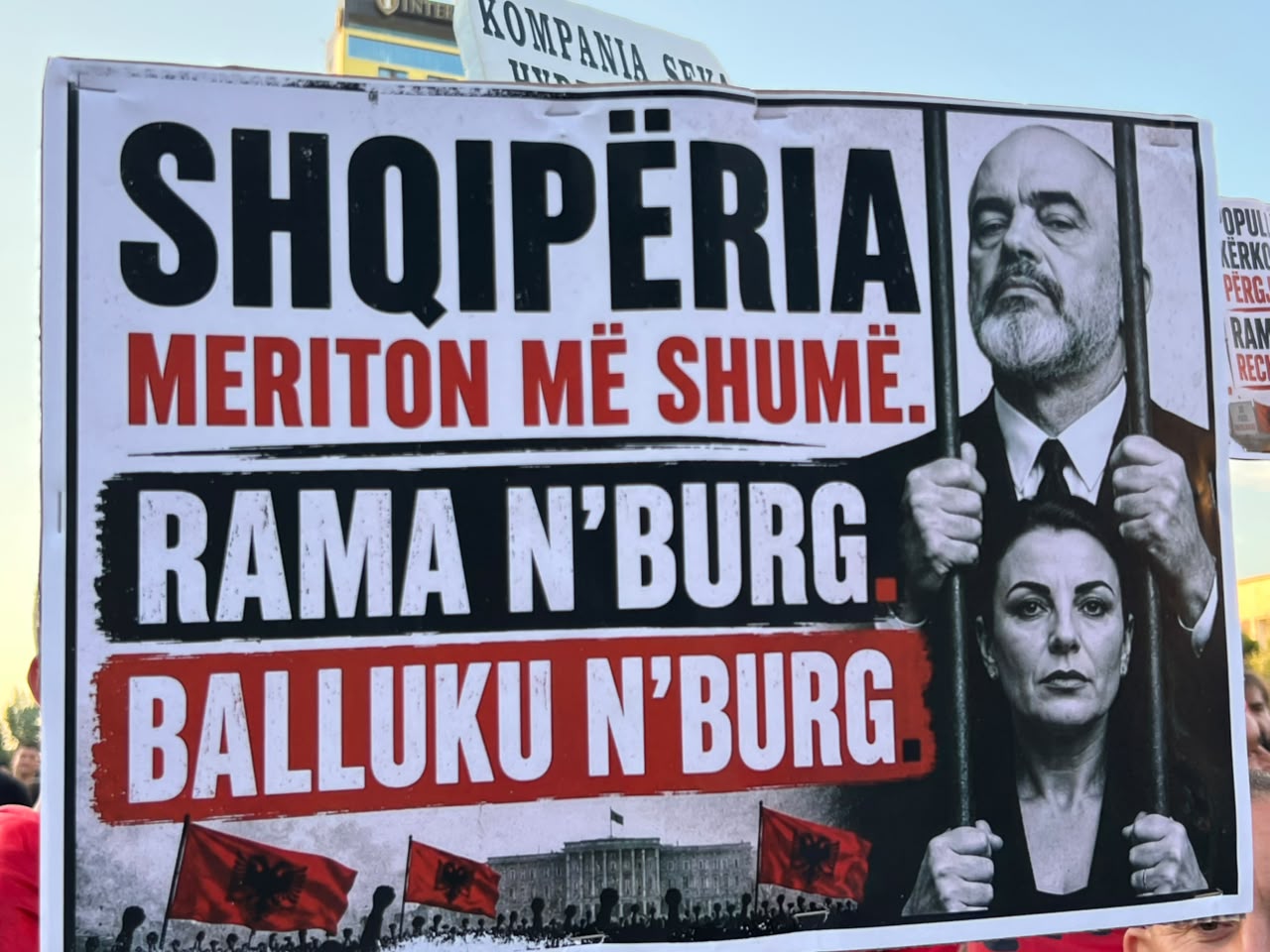 foto-rama-ne-burg-belinda-ne-burg-mesazhet-pikante-ne-protesten-e-37-kunder-kryeministrit-rruga-per-ne-be-kalon-nga-llog