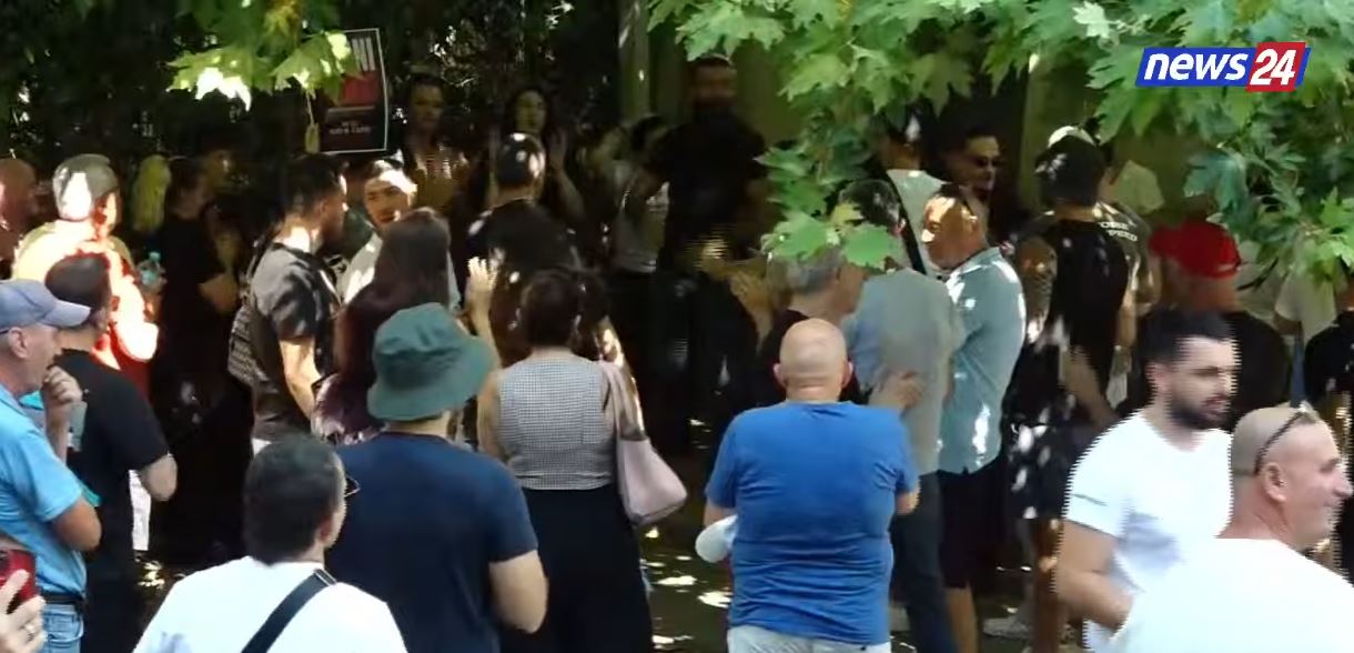 LIVE   Qytetarët nuk lëvizin nga gjykata  jehojnë thirrjet në kor  Rama në burg  çunat jashtë  Gjithë Shqipëria këtë ka    