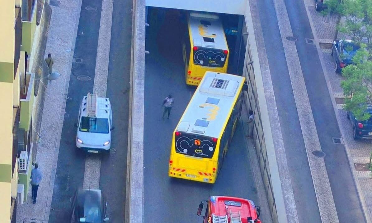 VIDEO  Aksidentohet autobusi në Lisbonë  del nga rruga dhe përplas disa persona  Dy viktima dhe të paktën 14 të plagosur