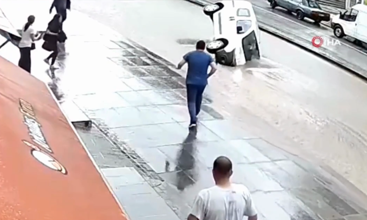 VIDEO  Turqia goditet nga moti i keq  reshje të dendura shiu e përmbytje në Ankara  bllokohen rrugët
