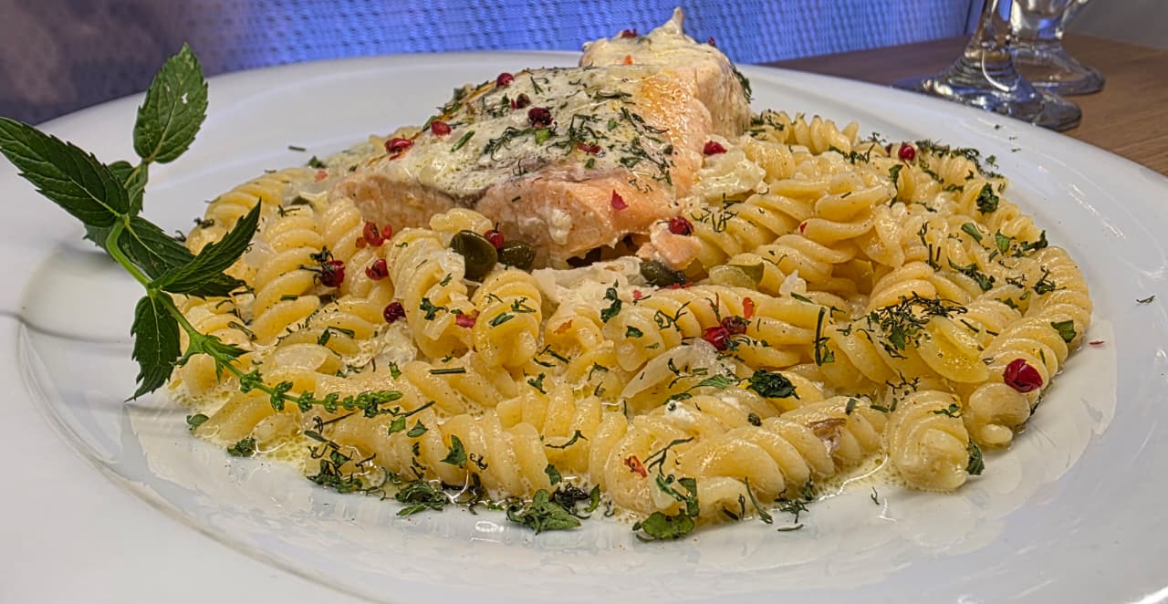 Role me petë sfoliat  mish e perime  humus  salmon me makarona dhe mus me çokollatë dhe biskota  Recetat e ditës