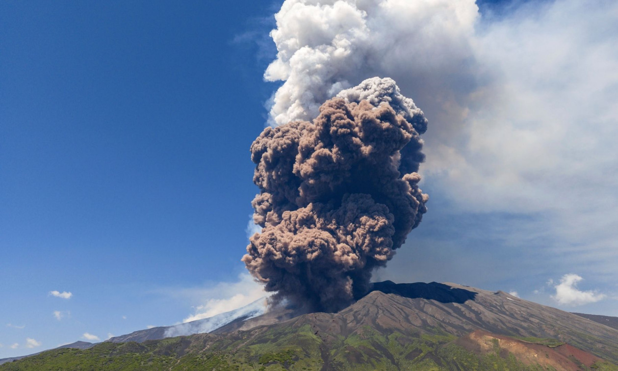 Zgjohet Etna  Re e dendur hiri mbi vullkanin më të madh aktiv në Europë  pezullohen fluturimet
