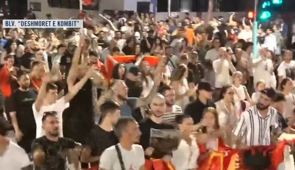 Mbyllet dita e 37 të e revoltës  qytetarët rikthehen te Kryeministria  S ka tërheqje deri në largimin e Ramës 