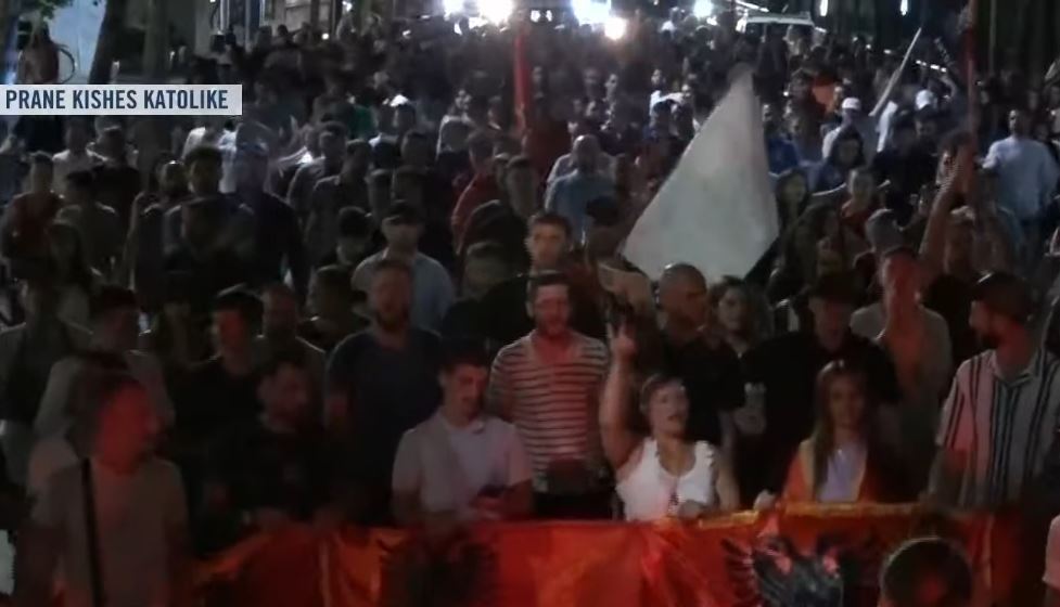 Pa shenja lodhjeje  Marshimi masiv i protestuesve rikthehet në qendër të Tiranës  Shqipëria e rinisë  jo e partisë 
