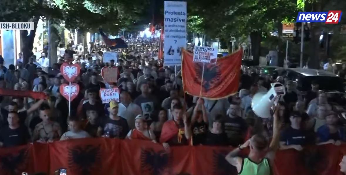 live-protestuesit-pushtojne-rruget-e-kryeqytetit-thirrje-per-largimin-e-panegociueshem-te-rames-dhe-qeverise-ju-erd