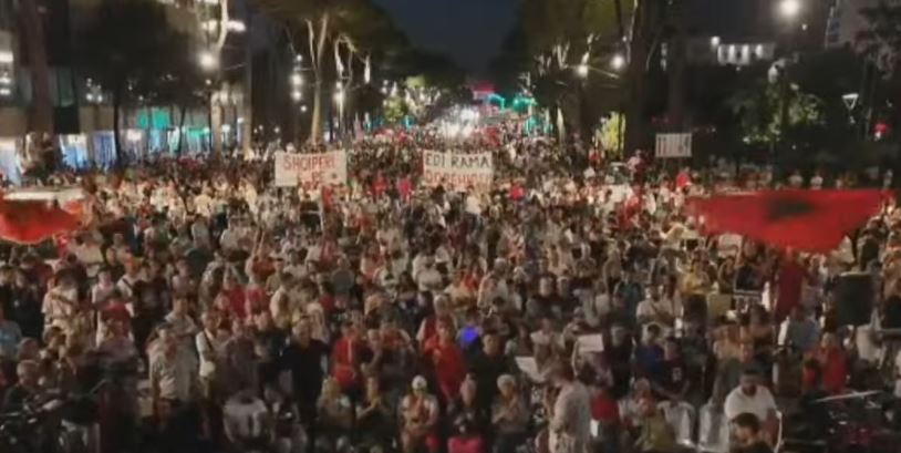 LIVE   Mbyllen fjalimet te Kryeministria  masa kilometrike e qytetarëve  pushton  rrugët e Tiranës