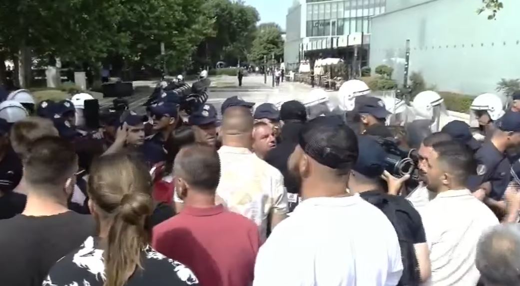 Clash at Parliament! Protesters tear down the perimeter fence, police ...