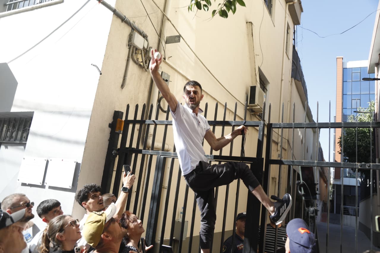  Kjo ishte arma ime   U arrestua në protestën para Kuvendi  momenti i lirimit të Niko Qarkajt  I riu ngjitet në ka   
