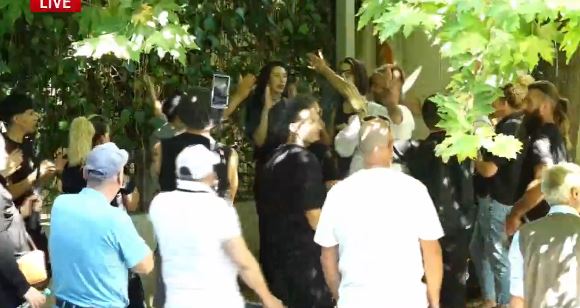 Protestuesit e arrestuar dalin para gjykatës   Qytetarët dhe aktivistët mblidhen para godinës ku zhvillohet seanca  Liro   