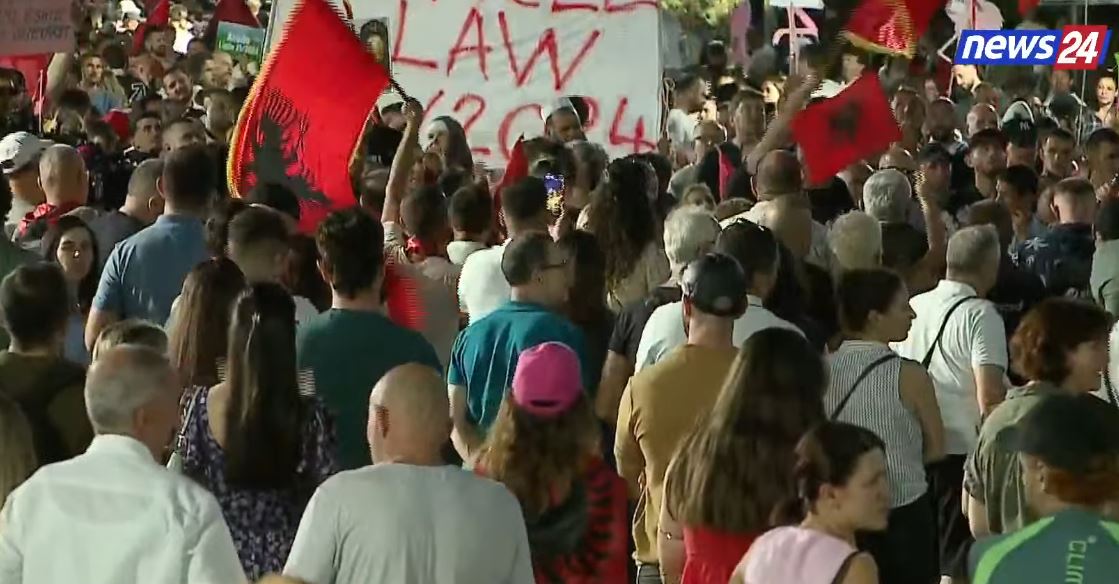  Rama nuk është më kryeministri ynë  të japë dorëheqjen   protestuesja  Na ka tërhequr zvarrë me ligjet e tij  Nuk   