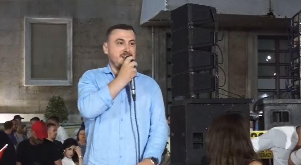  Në shesh derisa të plotësohen kërkesat   Klevin Muka ironi në protestë  Pensionistët 100€ në muaj  qentë e Vlorës të vetmit    