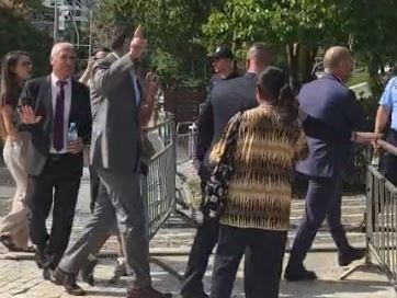 VIDEO  Protestuesit te Parlamenti nuk kursejnë as deputetët e PD  Opozitë e shitur 
