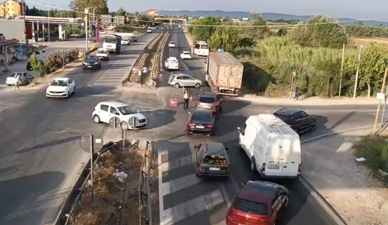 Aksident në autostradën Lushnje Fier  përplasen dy automjete  përfundon në spital një nga shoferët
