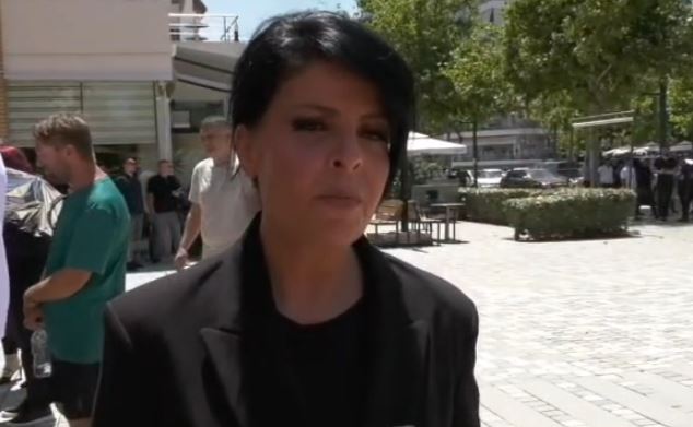 fola-me-te-vetem-nje-jave-me-pare-aurela-gace-ne-homazhet-per-gazetarin-enrik-mehmeti-i-ndihmonte-gjithmone-artistet-prem