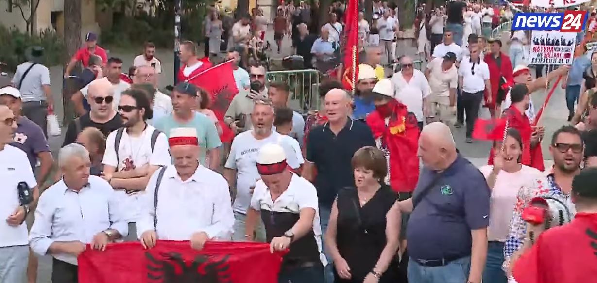LIVE   Nis marshimi masiv i protestuesve nga Sheshi  Skënderbej  drejt Kryeministrisë  Rama ik  Revolucion 