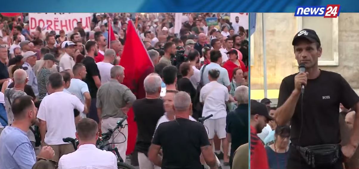  Forcë e pamposhtur  50 ditë durojmë urrejtje dhe sharje   Qytetari dekoron protestuesit me medalje  Nuk kemi frikë  Nuk ka me   