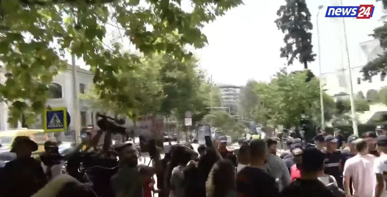 Protesta para Kuvendit  Pritet mbërritja e deputetëve  qytetarët zhvendosen te hyrja kryesore  këndojnë në kor  Parlament i kr   