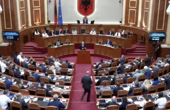PS ndryshoi rendin e ditës  Berisha  shpërthen  ndaj Peleshit  Vasal i Ramës dhe armik i integrimit  Shqiptarët protestojnë  j   