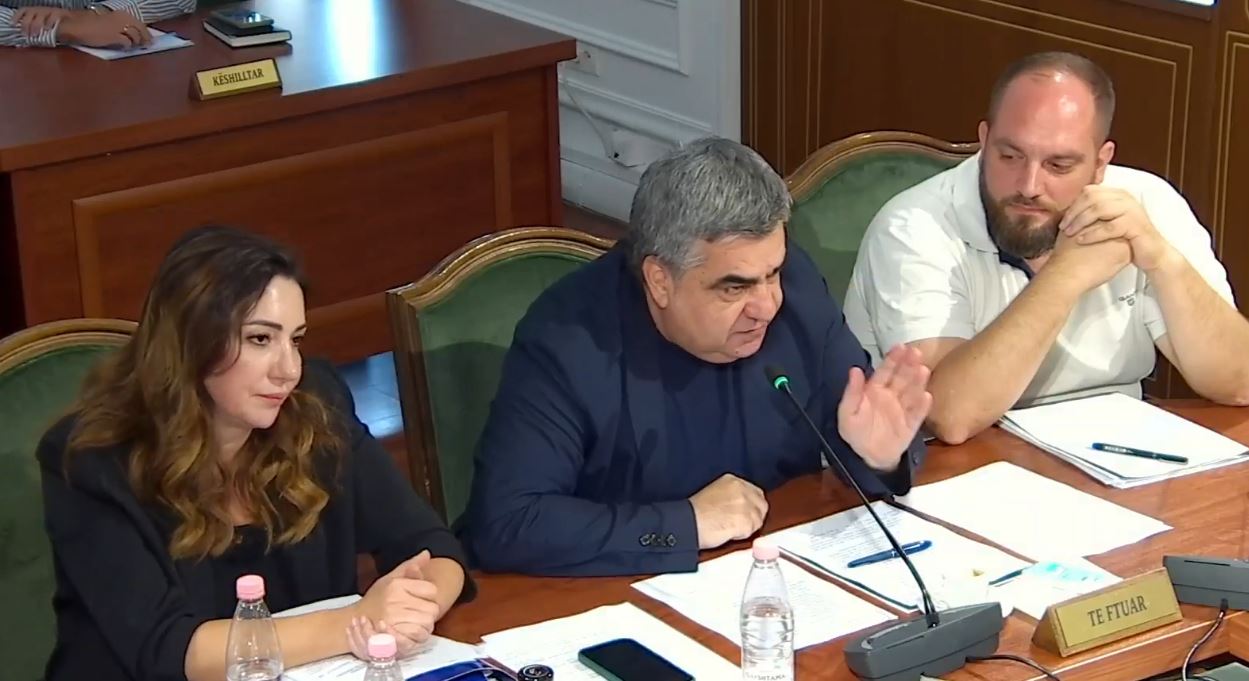 4 2 mln euro për Kanye West  Ministri Gonxhja  Fatura e koncertit u takon protestuesve  Koncerti mund të dështonte 