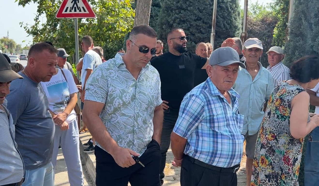  Nuk na është paguar qeraja e tokës   Dhjetëra banorë në protestë pranë zyrave të  Bankers Petroleum     