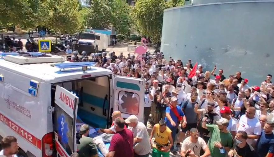 VIDEO  Qytetari humbet ndjenjat gjatë protestës para Kuvendit  transportohet me urgjencë në spital