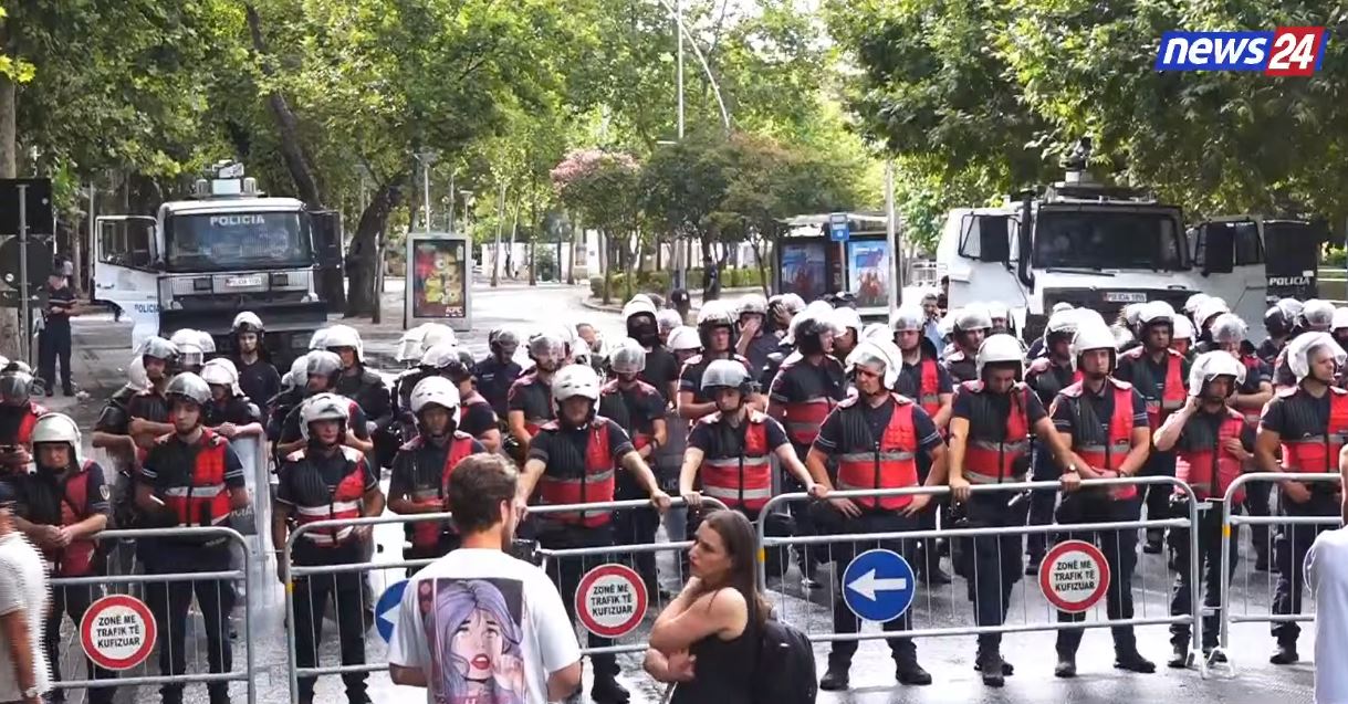 Bllokim i nyjeve kyçe  Protesta me skenar të ri  qytetarët u zënë  pritë  ministrave dhe deputetëve  ja ku do të v   
