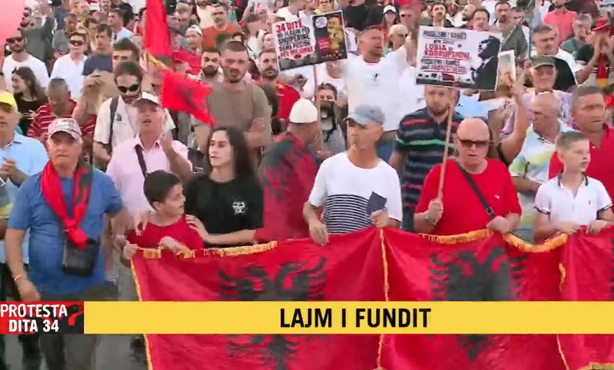  Edi Rama dil në bulevard  Atdheu është i yni jo biznes privat   Protestuesit thirrje kryeministrit  Jepe dorëheqjen 