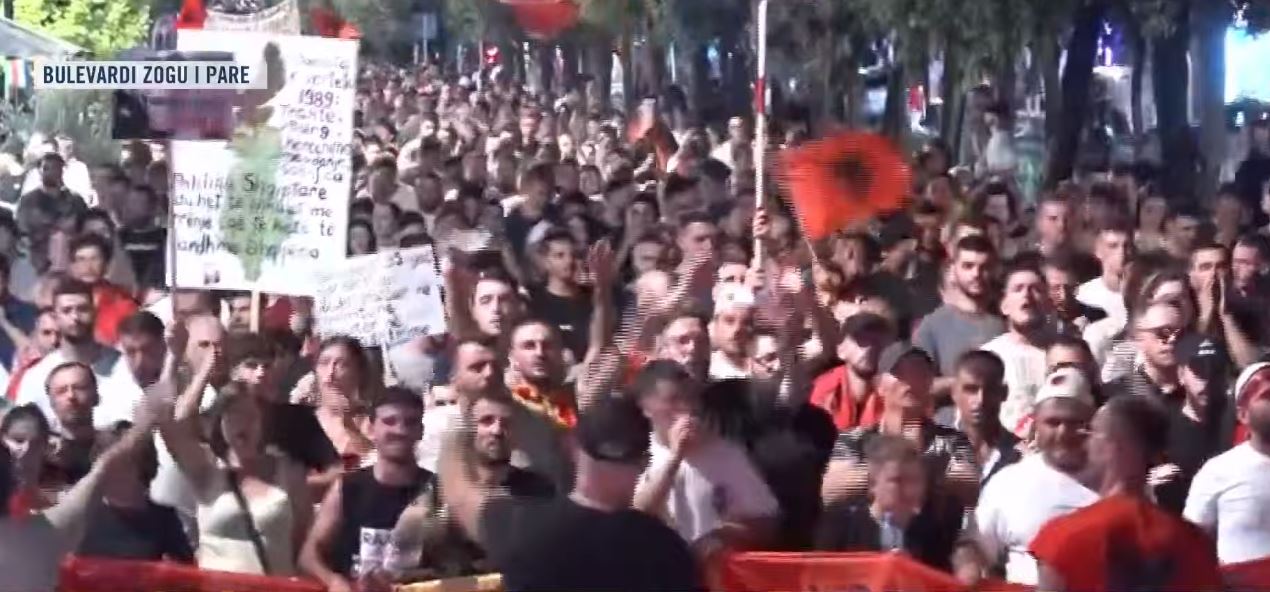  Sonte në protestë  jo protestë në kafe   Rrugët e Tiranës plot flamuj dhe pankarta  ushton thirrja  Revolucion  Rama jepe dor   