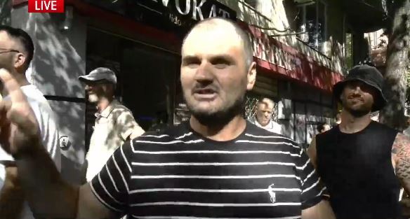 simbol-i-protestes-me-djalin-e-tij-te-paralizuar-lirohet-altin-hila-thirrja-per-kryeministrin-rama-reflekto