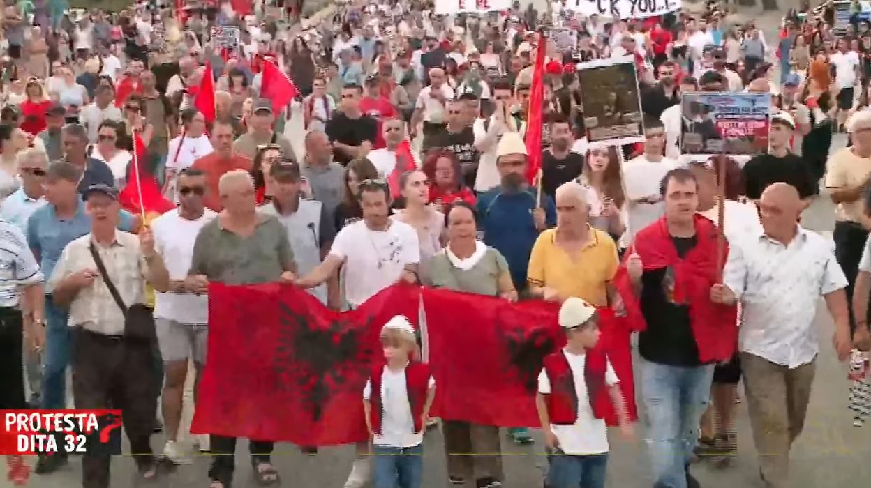 Dita e 32 të e protestës  Qytetarët mbërrijnë para Kryeministrisë  thirrja kryesore  Rama  jepe dorëheqjen
