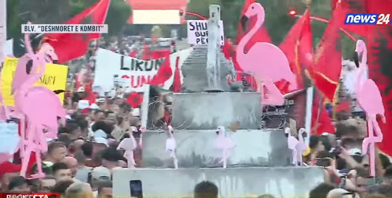  Edhe 100 vite burg   Flamingo dhe tortë bunker  Protestuesit nuk ndalen  zgjedhin sërish mënyrën ndryshe për t i    