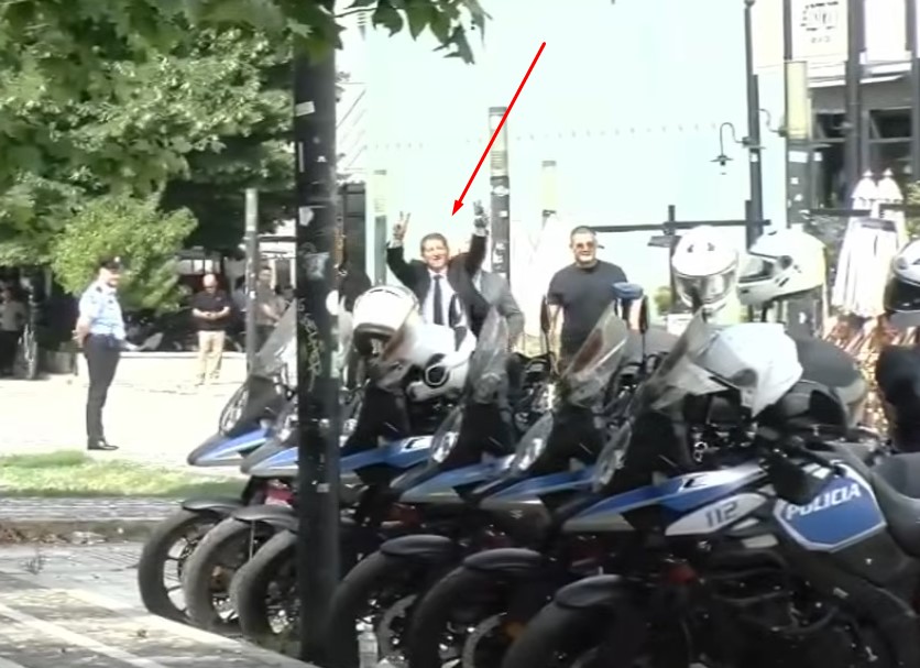 video-deputeti-provokon-duke-ngritur-dy-gishtat-protestuesit-perplasen-me-policine