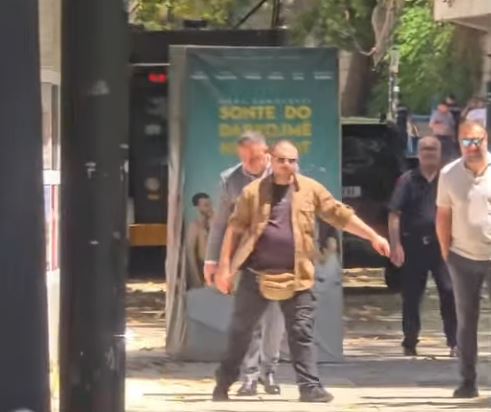  O tradhtarët e kombit    Protestuesit i zënë pritë deputetit të PS së  Ervin Hoxha  e sulmojnë me vezë  VIDEO 