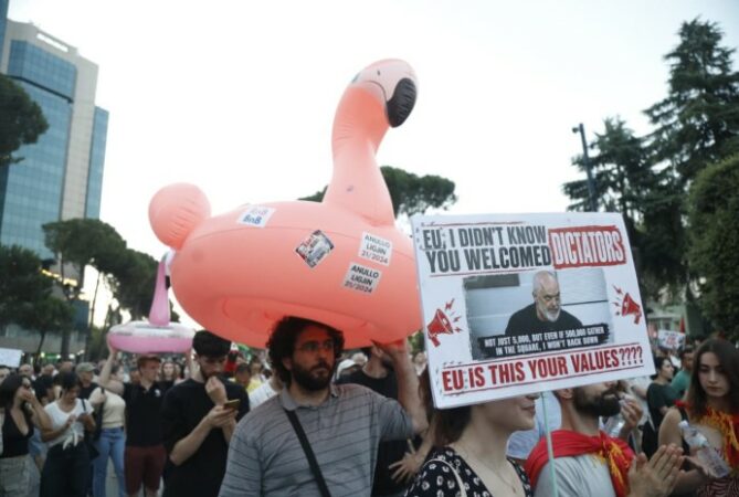 Edi Rama Protesta2