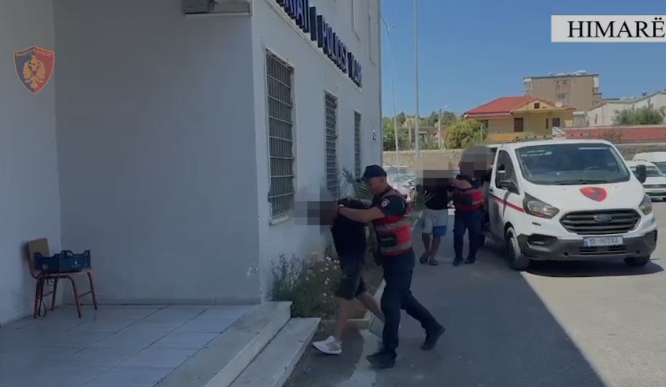 Tentuan të grabisnin me dhunë një 70 vjeçar në Borsh duke i hyrë në banesë  pranga tre  skifterëve   Njëri ishte n   
