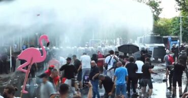 Makina E Ujit Drejt Protestuesve
