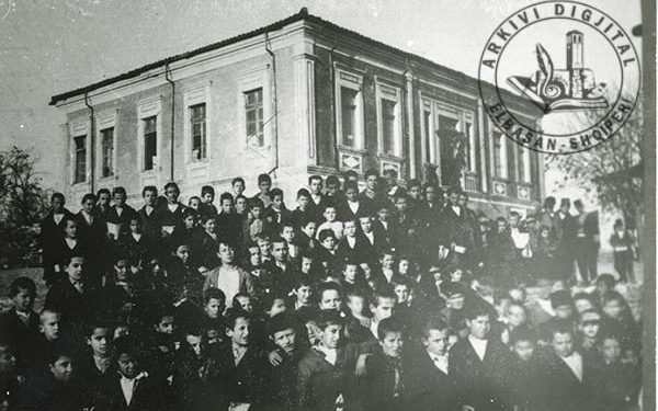  Mbasi prokurori Nevzat Haznedari  kërkoi dënimin e tij me vdekje  kryetari i gjykatës Niko Çeta  e pyeti për fjalën e fundit    