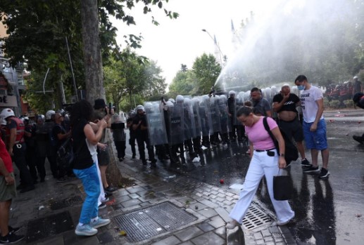 Protesta Te Parlamenti1