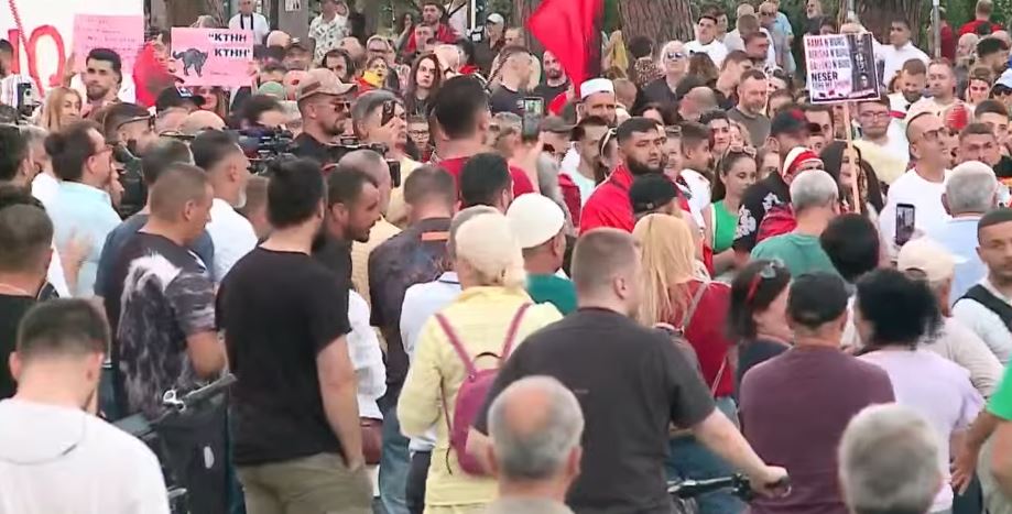 LIVE  Protesta e 40 të  listohen sërish kërkesat e revoltës  Dorëheqje e panegociueshme e Edi Ramës  qeveri teknike dhe 