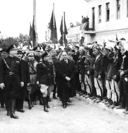 Sekretari I Pergjithshem I Partise Fashiste Achile Starace Viziton Tiranen 24 Prill 1939. Majtas Mekembesi Jacomoni Dhe Kryeministri Shefqet Verlaci