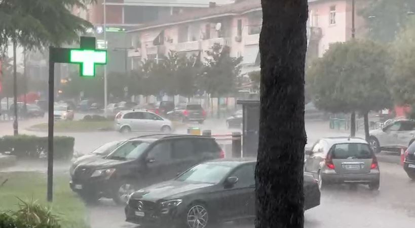 VIDEO  Moti i keq përfshin Elbasanin  reshje shiu  breshër dhe erë e fortë në disa zona