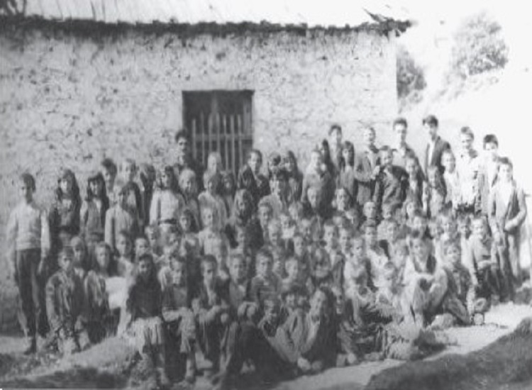 luigj-gurakuqi-me-emerimin-e-at-nikolle-kolaj-mesues-ligjeroi-zyrtarisht-hapjen-e-shkolles-ne-historia-e-panjohur-e-shk