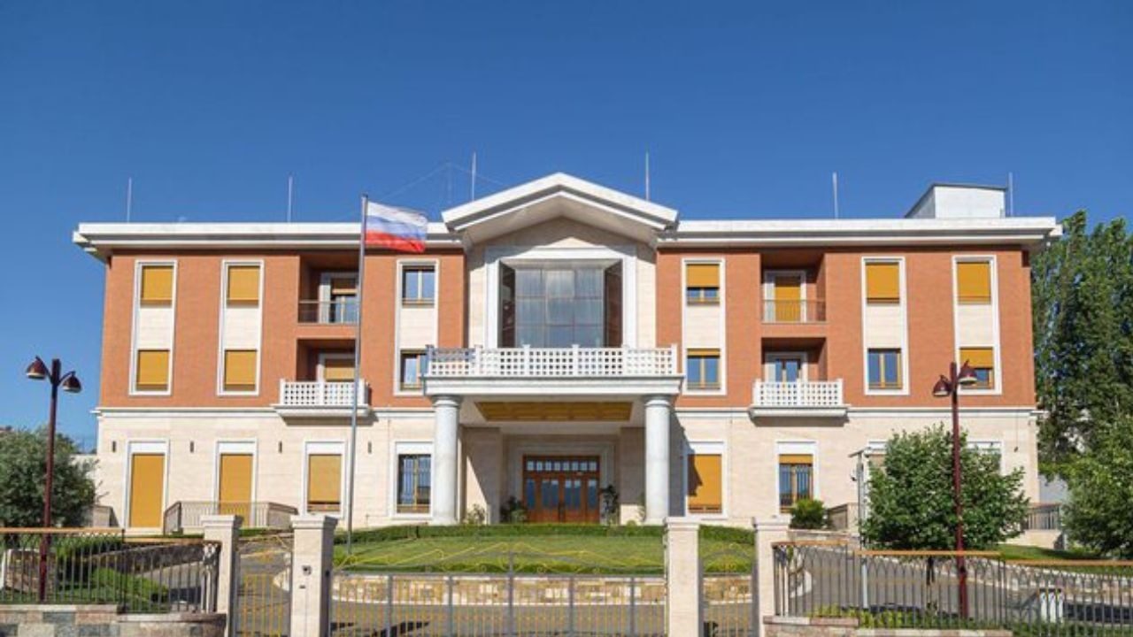  Pas protestave fshihet Kremlini   Ambasada ruse reagon pas deklaratës së Ballës  Na habitën  Qeveria të ketë kujd   