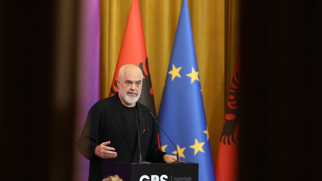  Kanë  parkuar  fytyrën në vend të prapanicës   Protestuesit e kanë akuzuar për arrogancë  Rama ia hed   