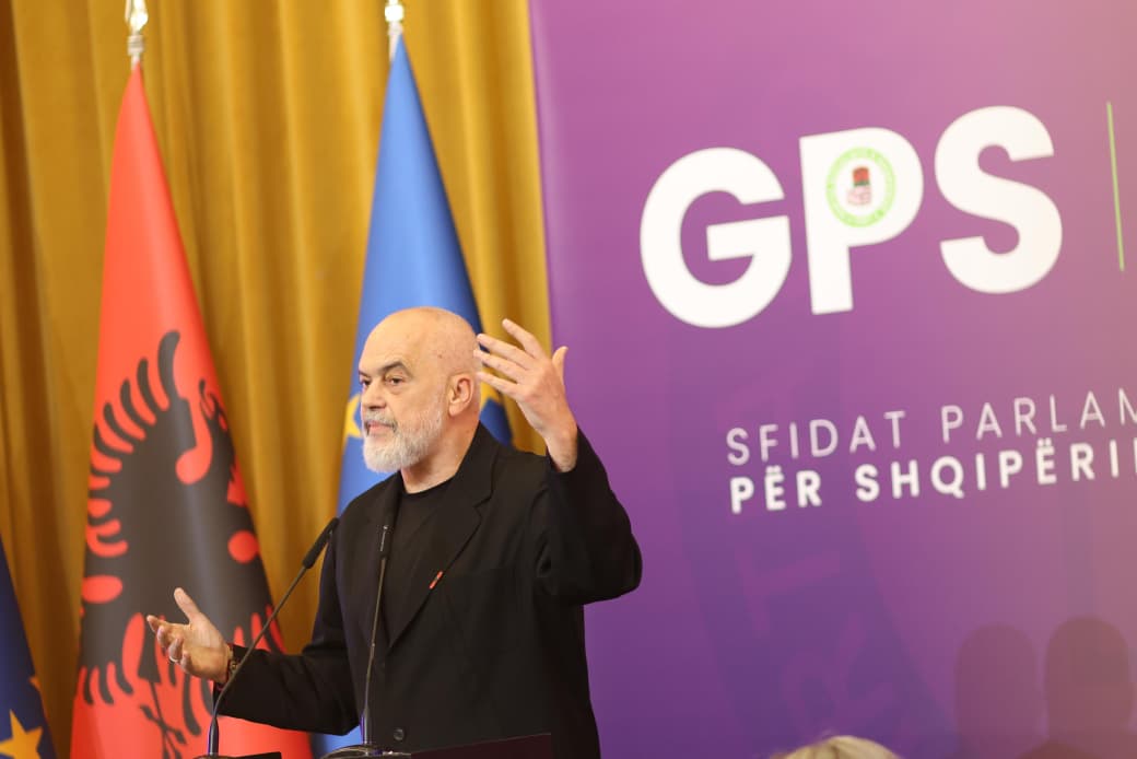Revoltat masive   Bulevardi u zbraz nga Flamingot  kanë ngelur puplat dhe vezët e ditëzinjve    Rama flet për armiq të jashtëm   